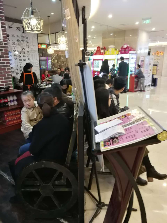 生意太火爆，大家决定挤一挤一起吃